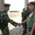 SALING MEMAAFKAN – Panglima TNI Jendral TNI Dr Moeldoko bersalaman dengan prajurit TNI saat menggelar Halal Bihalal di Mabes TNI Cilangkap, di Jakarta, Senin (4/8/2014).foto : puspen TNI untuk BangsaOnline

