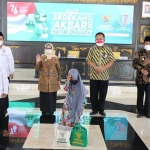 Bupati Jombang Hj. Mundjidah Wahab menyerahkan secara simbolis paket program Sedekah Akbar 2021 Yatim Duafa. (foto: ist)