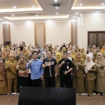 Foto bersama dalam bimtek operator sekolah negeri swasta tingkat PAUD hingga sekolah menengah di Kota Mojokerto.