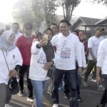 Wakil Bupati Mojokerto Pungkasiadi mengikuti olahraga dan jalan sehat bersama sekitar 10.000 warga, Ahad (16/6).