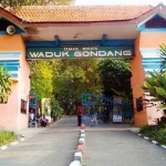 Pintu masuk tempat wisata Waduk Gondang, Kabupaten Lamongan.