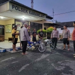 Anggota Polsek Ngawi, saat mengamankan 3 pemuda bersama motor yang diduga hendak digunakan balap liar, Minggu (4/12/2022)