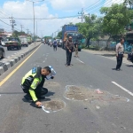 Petugas saat melakukan olah TKP kecelakaan di Jalan Raya Gilang, Sidoarjo.