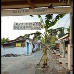 Aksi warga Dusun Ketangi, Desa Ngembeh memblokade jalan masuk dengan sebuah pohon pisang. Mereka berharap aksi ini mendapat respon positif dari Pemkab Mojokerto. Foto: YUDI EP/BANGSAONLINE