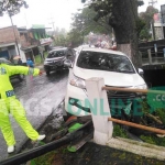 Kondisi Toyota Avanza usai mengalami kecelakaan tunggal di Jalan Raya Ir. Soekarno Desa Beji Kecamatan Junrejo Kota Batu.