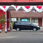 Mobil KPK yang terparkir di rumah dinas Wali Kota Blitar.