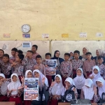 Mahasiswa KKN Undip dan siswa SDN 01 Mayangan foto bersama usai edukasi pencegahan DBD.