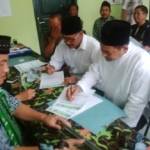 Pasangan Calon Bupati dan Wakilnya, Suhandoyo-Ghofur mengisi formulir pendaftaran di kantor DPC PKB. (foto: haris/BANGSAONLINE)