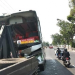 Petugas mengevakuasi bus menggunakan derek. foto: RONY S/ BANGSAONLINE