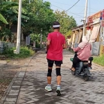 Warga tengah berolahraga dan berkendara di jalan paving Desa Kembangan. FOTO: SYUHUD/BANGSAONLINE.com