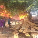 Api yang membakar gudang kayu milik Sanep tampak berkobar.