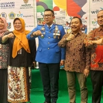 Pj Wali Kota Mojokerto Moh Ali Kuncoro (tengah) foto bersama CEO HARIAN BANGSA M. Mas
