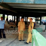 Wawali Ahmad Rizal Zakaria memantau perkembangan pembangunan rest area Gunung Gedangan. Ia didampingi Kadisperindag Ruby Hartoyo. foto: YUDI EP/ BANGSAONLINE