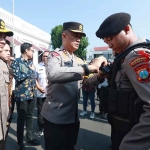 Kapolda Jatim, Irjen Pol Imam Sugianto, saat memasangkan Bodycam kepada personel.