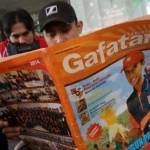 Warga di Jombang saat melihat tabloid Gafatar. foto: antara