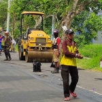Pemeliharaan jalan di Kota Mojokerto.