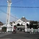 Masjid Agung Al-Fattah, yang berhadapan dengan alun-alun Kota Mojokerto. foto : yudi eko purnomo/BANGSAONLINE