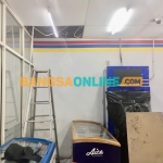 Kondisi ATM BCA dan Plafon Indomaret Pucang Anom yang dirusak maling. Foto: Rusmiyanto/BANGSAONLINE