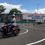 Safety riding yang dilakukan emak-emak di Honda MPM Jatim. (foto: ist)