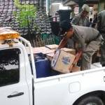 Petugas saat mengangkut ratusan liter arak untuk diamankan di kantor Katpol PP Tuban. foto: suwandi/ BANGSAONLINE