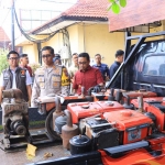 Kapolres Ngawi, AKBP Dwi Sumarhadi Rakhmanto saat melihat barang bukti diesel traktor sawah dari hasil tangkapan Tim Tiger Satreskrim Polres Ngawi, Kamis (8/8/2024).