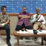 Kabid Olahraga Kota Surabaya Arief Setia Purwanto bersama Ketua Kosti Korwil Surabaya Slamet Mulyono saat jumpa pers di Kantor Humas Pemkot Surabaya, Rabu (24/4).