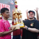 Bupati Kediri, Hanindhito Himawan Pramana, saat menyerahkan piala kepada sang juara. Foto: Ist
