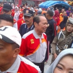 Wali Kota Masud Yunus saat memberangkatkan peserta jalan sehat di depan kantor Pemkot Mojokerto, Jumat (24/11) lalu. foto: YUDI EP/ BANGSAONLINE