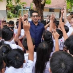 Pj Wali Kota Mojokerto, Ali Kuncoro dekati siswa-siswi sekolah dasar sosialisasikan pentingnya persatuan. 