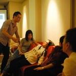 Tony Cia saat memberikan program-program positif kepada para peserta saat berada di alam bawah sadar. foto:rusmiyanto/BANGSAONLINE