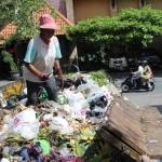 Pemulung memilah sampah plastik di pembuangan sementara sebelum diangkut di pembuangan akhir. foto: feri/ BANGSAONLINE