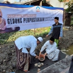 Prof Dr KH Imam Ghazali Said MA, saat melakukan peletakan batu pertama Gedung Perpustakaan Khofifah Indar Parawansa di Pesantren Mahasiswa An-Nur Wonocolo Surabaya, Sabtu (11/5/2024). Foto: MMA/ BANGSAONLINE