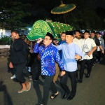 Pj Gubernur Jatim, Adhy Karyono saat menggotong keranda mengantar Jenazah Kadiskop UKM Jatim menuju makam kembar Rungkut