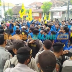 Petugas saat mengamankan jalannya aksi mahasiswa yang menolak kenaikan harga BBM di DPRD Jombang. Foto: AAN AMRULLOH/BANGSAONLINE