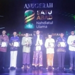 Para kiai saat menerima penghargaan dalam acara Anugrah Satu Abad di Teater Tanah Air, Taman Mini Indonesia Indah (TMII) Jakarta, Selasa (31/1/2023) malam. Foto: istimewa 