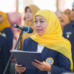 Khofifah Indar Parawansa saat melantik pengurus IKA Unair Bondosowo.