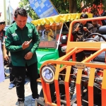 Gubernur Khofifah saat meninjau kendaraan konversi listrik karya siswa SMK Negeri dan Swasta se-Jawa Timur di SMKN 6 Surabaya.