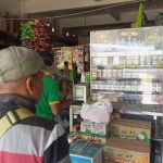 Petugas Satpol PP Pamekasan saat menggelar sosialisasi kepada para pemilik toko dan masyarakat guna mengantisipasi maraknya kasus beredarnya rokok ilegal.