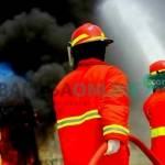 KERJA KERAS: Petugas damkar dalam sehari ini berjibaku melawan dua kebakaran. foto: eky nurhadi/ BANGSAONLINE