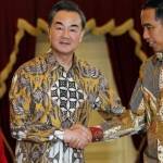 Presiden Jokowi bersalaman dengan Menlu China, Wang Yi di Istana Negara. (03/11/2014. foto: REUTERS/Beawiharta/vivanews.com