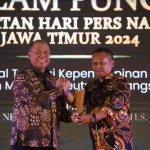 Pj Bupati Jombang Sugiat saat menerima penghargaan pada malam puncak HPN 2024 di Jember