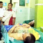 Salah satu korban penusukan saat dirawat di rumah sakit. Kok ada pisau di lapas? foto: ERI SUGIANTO/ BANGSAONLINE