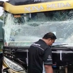 Kondisi salah satu bus Calon Jemaah Haji asal Pamekasan yang mengalami kecelakaan beruntun di Bangkalan.