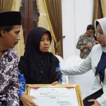 Wali Kota Mojokerto Ika Puspitasari saat berbincang dengan istri almarhum Isman dalam acara pemberian santunan di Gedung Grahadi.