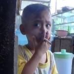 Balita di Lumajang yang kecanduan Rokok. foto: Imron/BangsaOnline.com