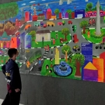 Pengunjung saat melihat lukisan karya siswa yang dipamerkan di Icon Mall. foto: ist.
