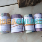 Uang PKH yang dikembalikan oleh orang tua dan suami pendamping. Foto : MUTAMMIM/ BANGSAONLINE.com