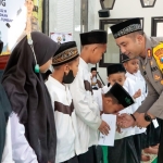 Kapolres Jombang, AKBP Moh. Nurhidayat saat bagikan santunan kepada anak-anak yatim.