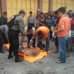 Jenazah saat hendak dievakuasi ke kamar jenazah RSUD Jombang foto: RONY S/ BANGSAONLINE
