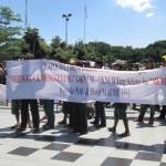 Aksi warga menuntut penutupan NAV dan Hotel Maumu di Jalan Walikota Mustajab Surabaya, Selasa (25/3/2014). Foto Nisa Alseena/Bangsa Online